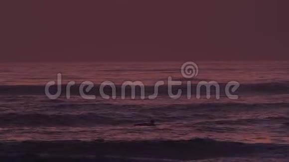 孤独的冲浪者在水里等待合适的波浪视频的预览图