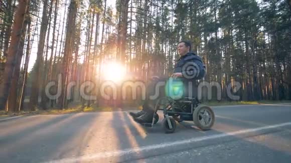 残疾人正在沿着小巷慢慢地靠他的电动轮椅前进视频的预览图