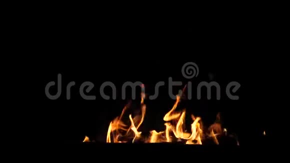 美丽的火焰在夜晚燃烧红色的火花飞起来缓慢的运动视频的预览图