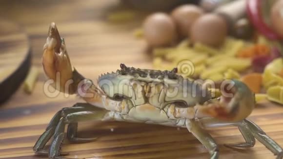 埃福德概念意大利面食背景下厨房桌上的活蟹意大利海鲜菜用海蟹视频的预览图