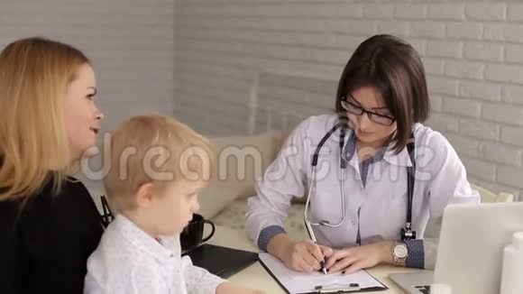 一个孩子和她的母亲在医生约会视频的预览图