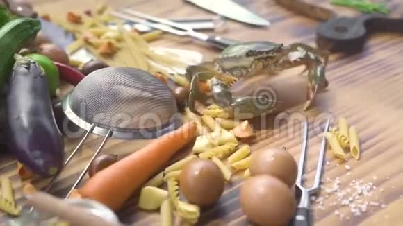蔬菜背景下的活蟹在通心粉上爬行意大利餐厅烹饪海鲜面食的新鲜食材视频的预览图