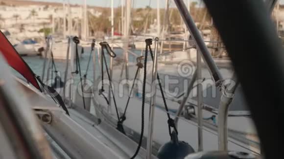 背景上有游艇的聚焦栏杆视频的预览图