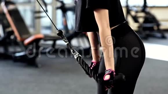 手臂日健身运动强壮专注女性训练运动视频的预览图