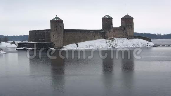 古老的奥拉夫林纳城堡三月的下午芬兰萨文林纳视频的预览图