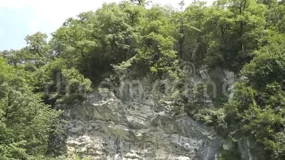 美丽的岩石山和森林及湖泊视频的预览图