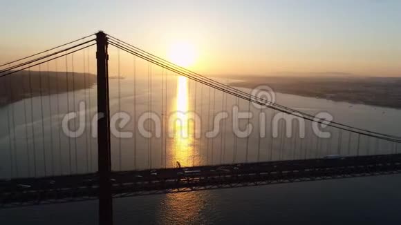 四月二十五日大桥闪耀的空中影像视频的预览图