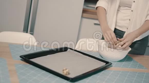 女人在烘焙前先放烤盘生饼干视频的预览图