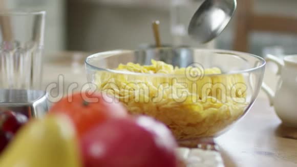 男人用勺子从碗里拿玉米片视频的预览图