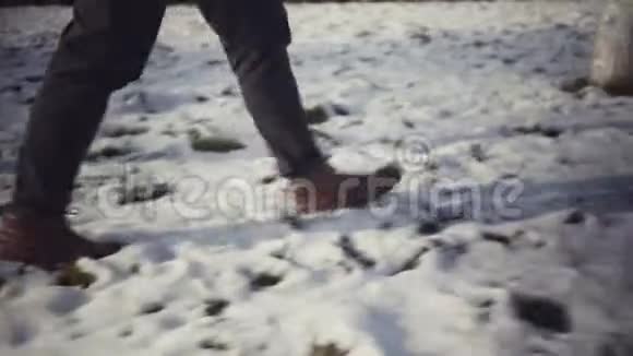 冬天走路的贴身男腿视频的预览图