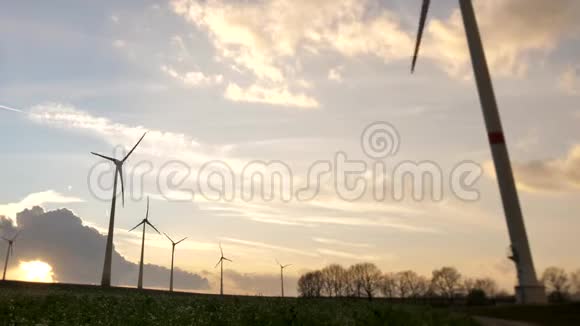 风电场在美丽的天空中旋转视频的预览图