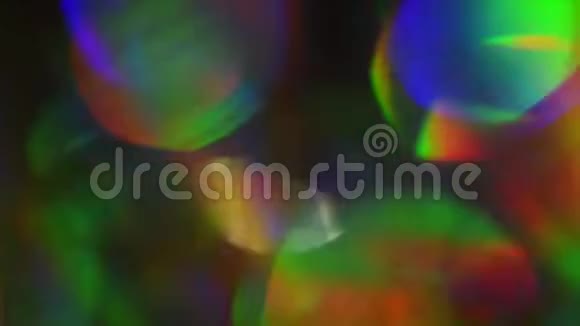 五颜六色的光通过玻璃棱镜彩虹箔上的全息影像视频的预览图
