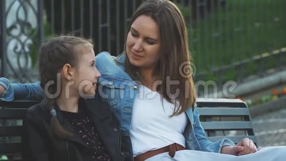 妈妈和她的女儿坐着说话视频的预览图