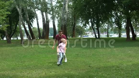 爸爸和男孩在公园玩和儿子一起享受暑假周末视频的预览图