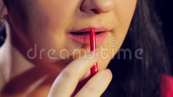 女性的手以红色的轮廓包围嘴唇视频的预览图