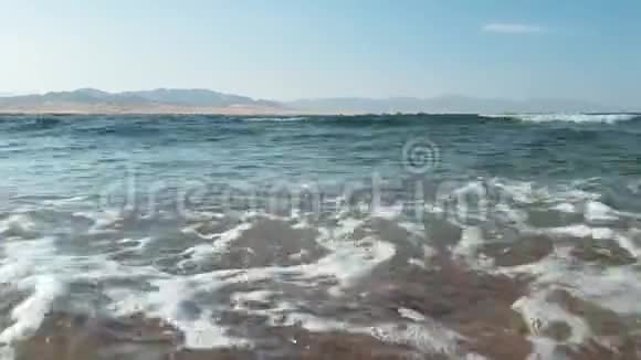 在阳光明媚的一天绿松石海上平静的海浪拍成4K美丽的画面视频的预览图