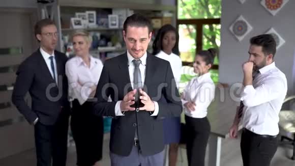 自信的商人站在他成功的团队面前视频的预览图