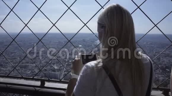 女士用智能手机拍摄城市景观视频的预览图