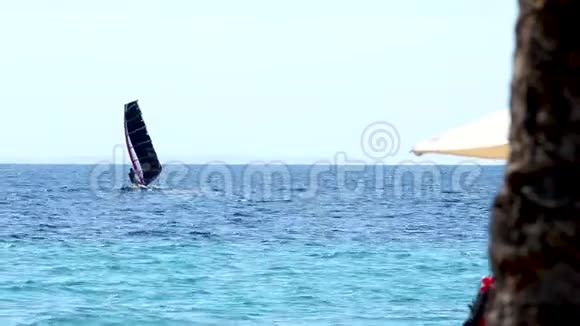 夏季在希腊海滩冲浪的尼奥斯马尔马拉斯哈尔基迪基希腊视频的预览图