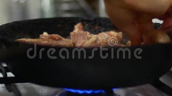 肉在锅里炒在家做饭腌肉肉丸视频的预览图