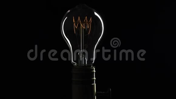 爱迪生黑色背景上的灯泡视频的预览图