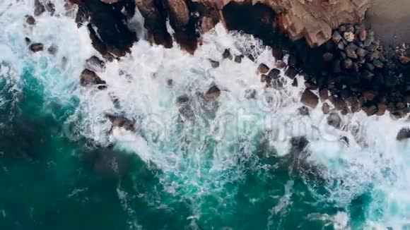 海溅到海岸上的高岩石上视频的预览图