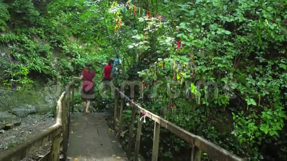 一群游客在山桥上散步视频的预览图
