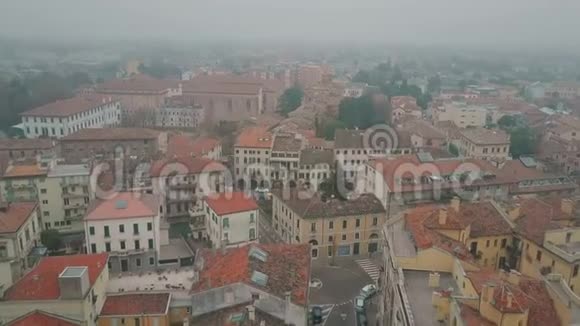 意大利帕多瓦市雾天的空中拍摄视频的预览图