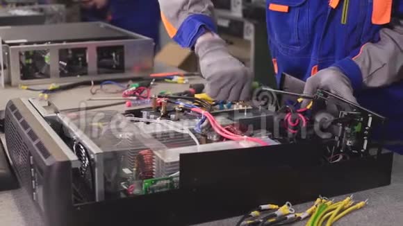 一个发电厂工人装配一个动力装置视频的预览图