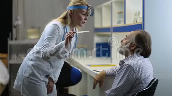医生检查人喉舌抑制视频的预览图