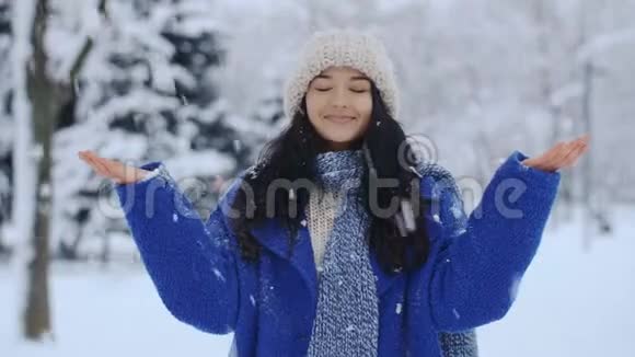 快乐微笑的女人在冬天玩得很开心下雪了寒假概念视频的预览图