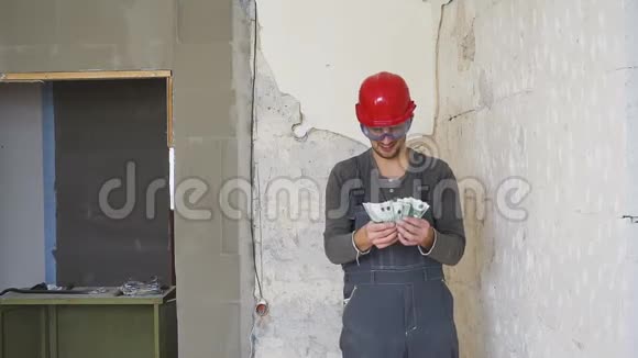 这位戴头盔的建筑工人在修理过的公寓的背景下计算了欧元视频的预览图