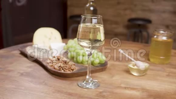在木桌上放有葡萄酒和葡萄的奶酪开胃菜视频的预览图