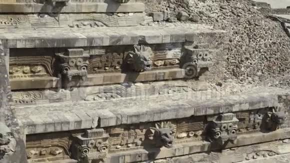 墨西哥金字塔上的脸的形象玛雅人古老的灰泥雕塑Ponoraznaya视频的预览图