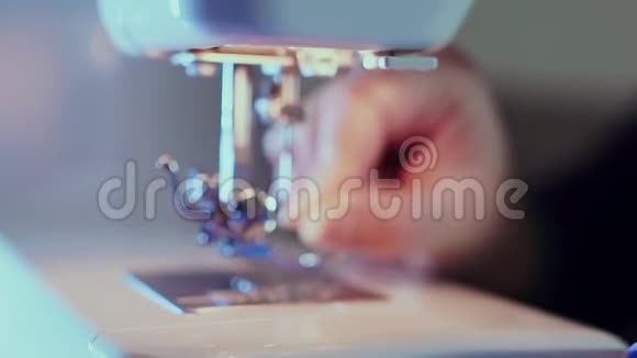 额外的特写缝针在机器上裁缝的手插入线照相机向前滑动视频的预览图