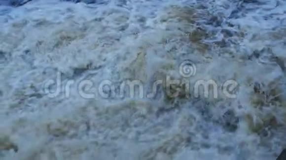 湍急水流缓慢运动视频的预览图