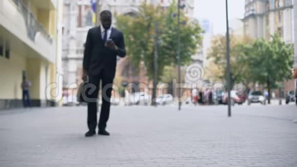 商务人士在街上散步在智能手机上查看邮件忙碌的生活方式视频的预览图