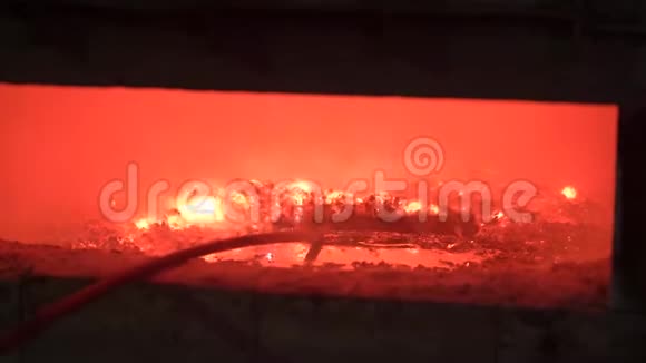 在钢铁厂开高炉在炉子里巨大的温度下金属熔化了工人们跟着视频的预览图