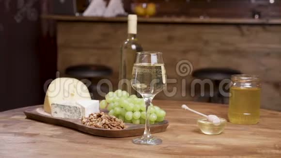 一瓶葡萄酒和一杯奶酪视频的预览图