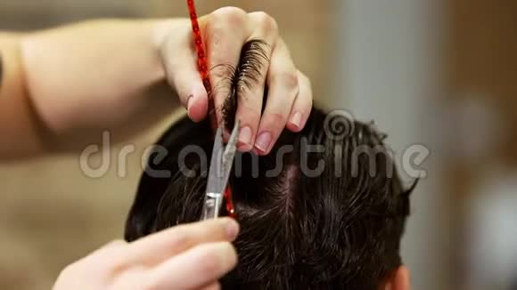 年轻英俊的白种人在一家现代理发店理发无缝环视频的预览图
