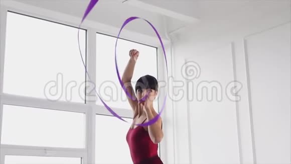 女人带着丝带跳舞视频的预览图