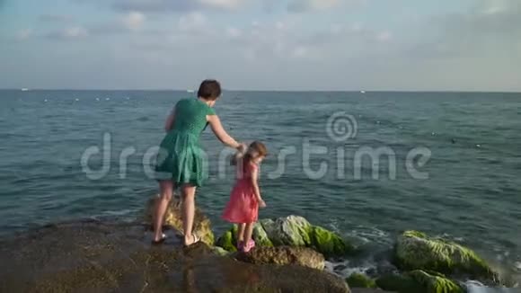 带着女孩在海浪中视频的预览图