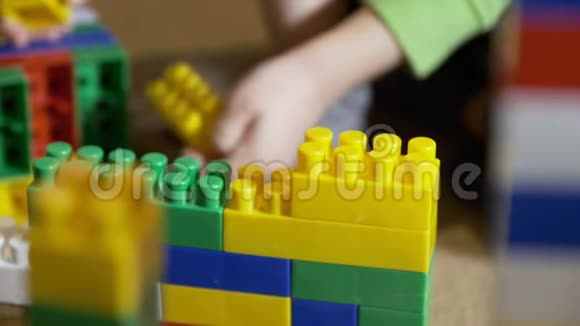 一个4岁的男孩在他的房间里和一个建筑工人玩视频的预览图