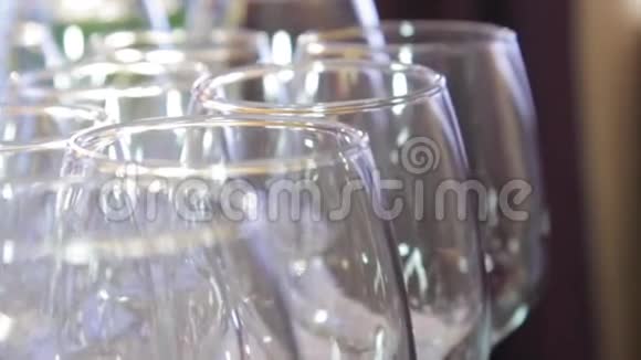 晶莹剔透的玻璃酒杯在宴会桌上闪耀视频的预览图