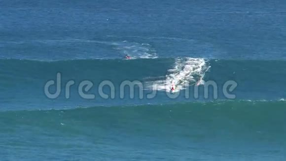 夏威夷毛伊岛北岸的冲浪者和jetski在巨浪中的冲浪颚裂视频的预览图