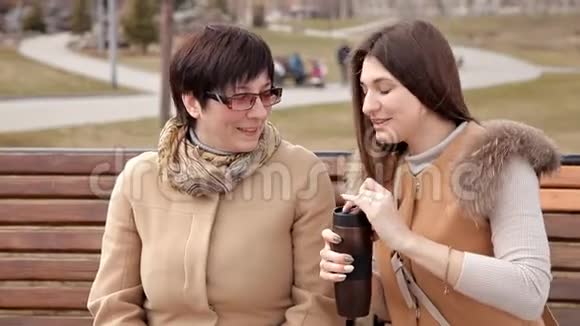 母亲和成年女儿一起在公园的户外玩耍谈笑风生视频的预览图