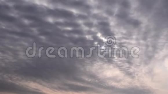 蓬松的云彩天空时间流逝云很快就进来了60fps高清视频的预览图