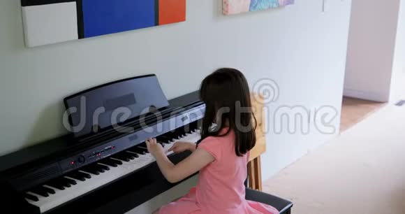 小女孩弹钢琴4k视频的预览图