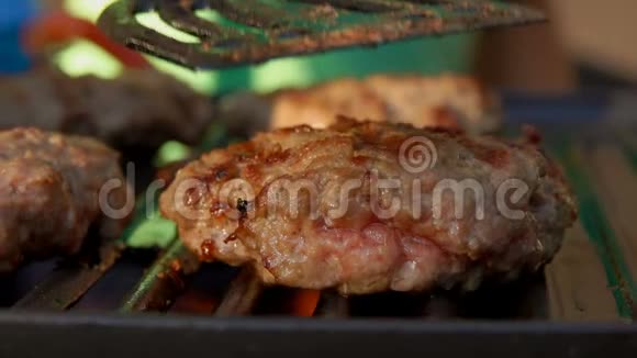 汉堡被厨房的铲子压在烤架上视频的预览图