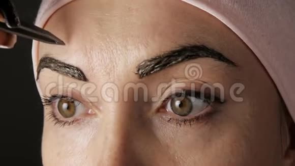 眉毛护理有魅力的女人把眉毛拧成螺纹特写镜头视频的预览图